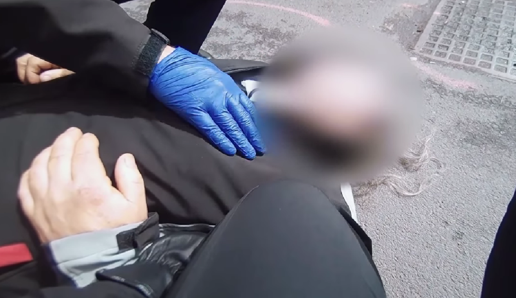 VIDEO: Muž zkolaboval a bezvládně ležel na rušné ulici, byl promodralý a nereagoval