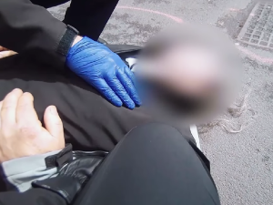 VIDEO: Muž zkolaboval a bezvládně ležel na rušné ulici, byl promodralý a nereagoval