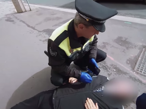 VIDEO: Muž zkolaboval a bezvládně ležel na rušné ulici, byl promodralý a nereagoval