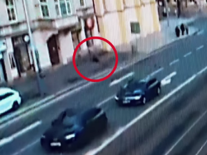 VIDEO: Muž zkolaboval a bezvládně ležel na rušné ulici, byl promodralý a nereagoval