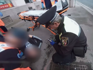 VIDEO: Muž zkolaboval a bezvládně ležel na rušné ulici, byl promodralý a nereagoval