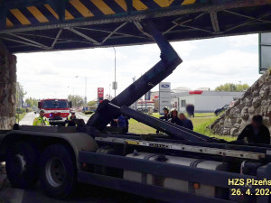 Nechvalně proslulá gilotina má další oběť. Pod nebezpečný most se nevešel nákladní automobil s ramenem