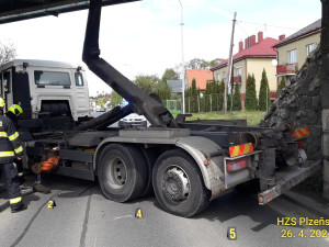 Nechvalně proslulá gilotina má další oběť. Pod nebezpečný most se nevešel nákladní automobil s ramenem