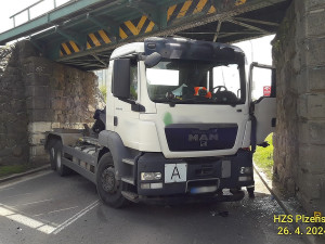 Nechvalně proslulá gilotina má další oběť. Pod nebezpečný most se nevešel nákladní automobil s ramenem