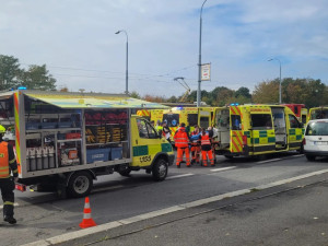 Za srážku dvou tramvají, při které se zranilo téměř 30 lidí, může řidič zadní soupravy, uzavřela inspekce