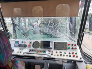 Za srážku dvou tramvají, při které se zranilo téměř 30 lidí, může řidič zadní soupravy, uzavřela inspekce