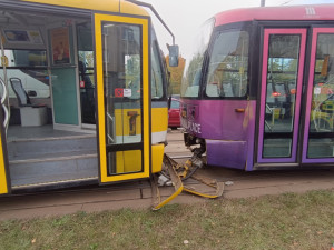 Za srážku dvou tramvají, při které se zranilo téměř 30 lidí, může řidič zadní soupravy, uzavřela inspekce