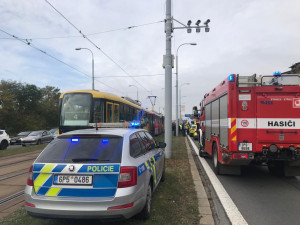 Za srážku dvou tramvají, při které se zranilo téměř 30 lidí, může řidič druhé soupravy, uzavřela inspekce
