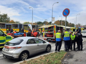 Za srážku dvou tramvají, při které se zranilo téměř 30 lidí, může řidič druhé soupravy, uzavřela inspekce