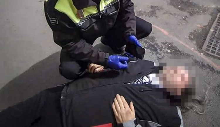 VIDEO: Muž zkolaboval a bezvládně ležel na rušné ulici, byl promodralý a nereagoval