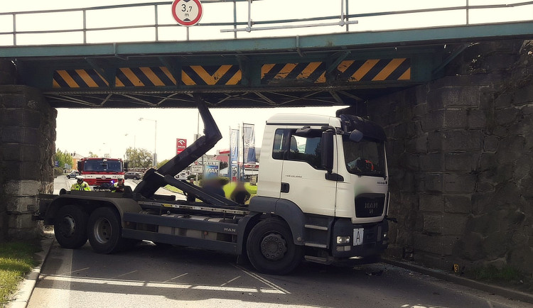 Nechvalně proslulá gilotina má další oběť. Pod nebezpečný most se nevešel nákladní automobil s ramenem
