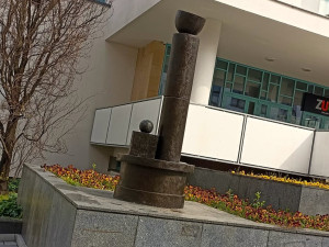 Plastika v Plánické ulici před ZŠ. Foto: Galerie Klatovy / Klenová