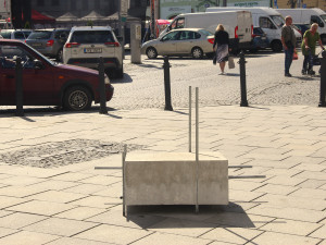 Kolem tohoto díla procházejí lidé na náměstí Míru