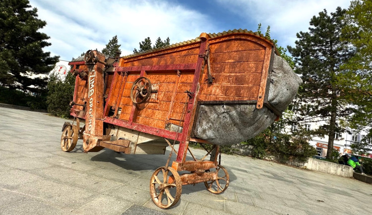 Sochy v ulicích i letos budí vášně. Pod palbou kritiky je tentokrát vylepšená mlátička nazvaná Poustevník