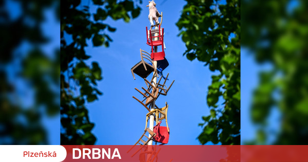 FOTO: Hromada židlí a na vrchu houpací kůň, autoři originálních májek ...