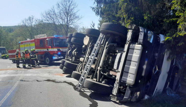 Hasiči lezli na Paličník, hasili les i dům. Den i noc byly extrémně rušné