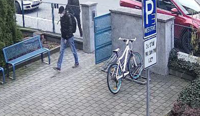 Policie hledá muže z fotografie. Poznáváte ho?