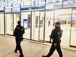 Po zuby ozbrojení policisté s dlouhými zbraněmi vyrážejí do ulic. Platí první stupeň ohrožení terorismem