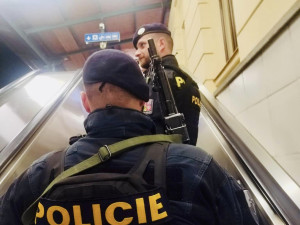 Po zuby ozbrojení policisté s dlouhými zbraněmi vyrážejí do ulic. Platí první stupeň ohrožení terorismem