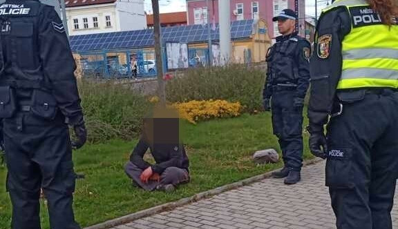 Nebezpečného muže zkrotili až strážníci městské policie