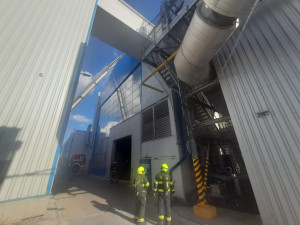 Hasiči bojovali s požárem sklárny, vzniklá škoda jde do milionů