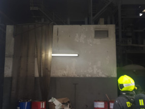 Hasiči bojovali s požárem sklárny, vzniklá škoda jde do milionů