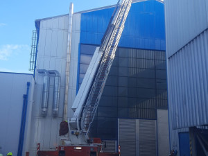 Hasiči bojovali s požárem sklárny, vzniklá škoda jde do milionů