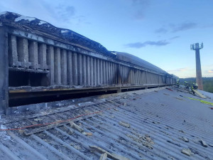 Hasiči bojovali s požárem sklárny, vzniklá škoda jde do milionů