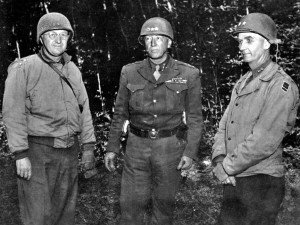 Generál Patton s generály 3. armády. Vlevo gen. Eddy, velitel XII.sboru, vpravo gen. Mc Bride velitel XX. Sboru