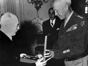 Pražský hrad. Prezident Beneše vyznamenává slavného generála řádem Bílého lva I. třídy