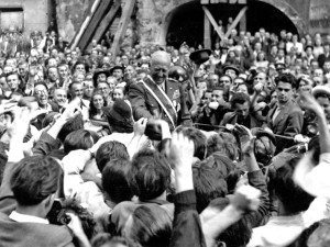 Staroměstské náměstí v Praze vítá bouřlivě gen. Pattona s Bílým lvem