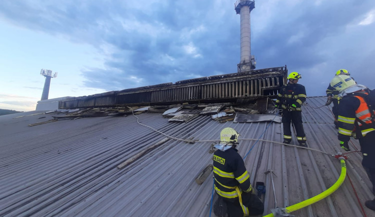 Hasiči bojovali s požárem sklárny, vzniklá škoda jde do milionů
