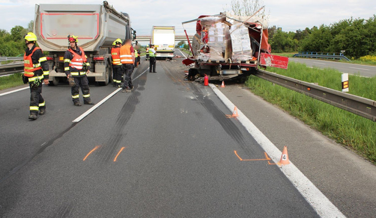 Nehoda a kolaps na zastaralém úseku D35 na Olomoucku: řidič nestačil ani dát trojúhelník za porouchané auto