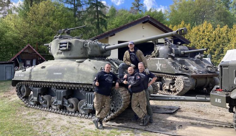 Jako jediný v Česku vlastní pojízdný americký tank Sherman, teď renovuje další pro muzeum generála Pattona