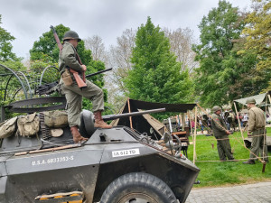 FOTO: Západočeská metropole ožívá Slavnostmi svobody, dobové kempy jsou v obležení lidí