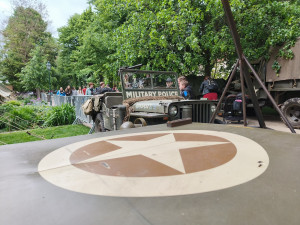 FOTO: Západočeská metropole ožívá Slavnostmi svobody, dobové kempy jsou v obležení lidí