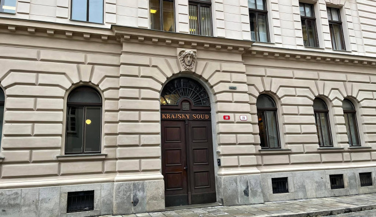 Policista plánoval se svým známým vloupačku do domu bohatých manželů, prodával také anabolika