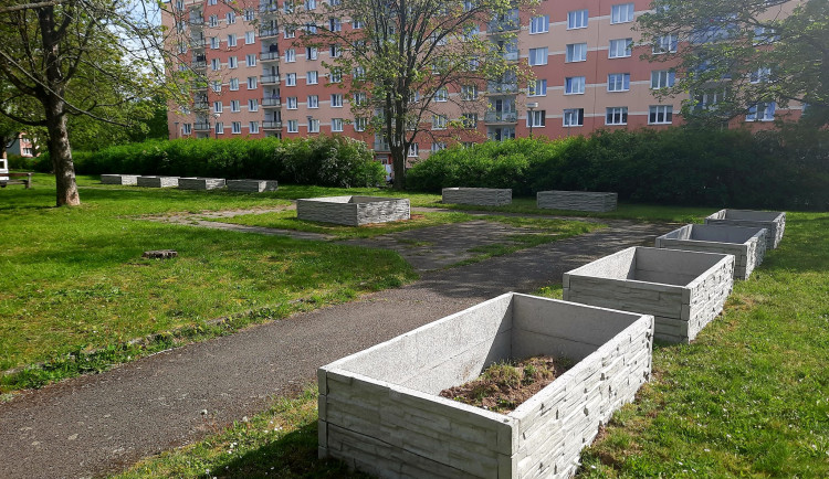 Obyvatelům sídliště slouží nová komunitní zahrada, nechybí tam záhony na bylinky a zeleninu