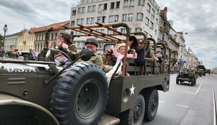 FOTO: Tisícovky lidí nadšeně sledovaly Konvoj svobody, městem projelo téměř 300 vojenských historických vozidel