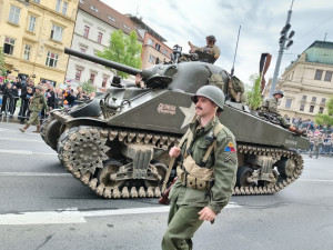 FOTO: Tisícovky lidí nadšeně sledovaly Konvoj svobody, městem projelo téměř 300 kusů vojenských historických vozidel