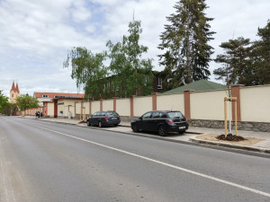 U fakultní nemocnice na Borech vzniklo 52 nových parkovacích míst, přibylo i stromů