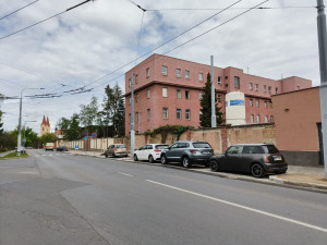 U fakultní nemocnice na Borech vzniklo 52 nových parkovacích míst, přibylo i stromů