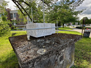 Nebezpečné dílo na frekventovaném místě ohrožovalo zdraví chodců, muselo se před vernisáží přestěhovat