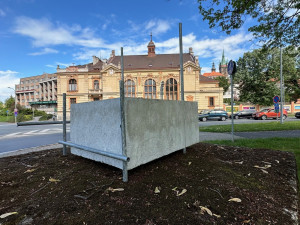 Nebezpečné dílo na frekventovaném místě ohrožovalo zdraví chodců, muselo se před vernisáží přestěhovat