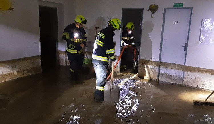 Vytopená školní jídelna i stržené elektrické vedení. Silné bouřky způsobily škody na Prostějovsku