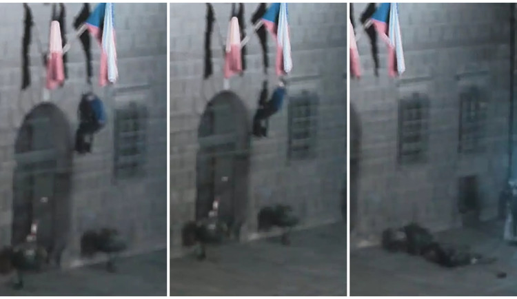 VIDEO: Muž šplhal na budovu historické radnice pro vlajku, tvrdě narazil a rozplácl se na zemi