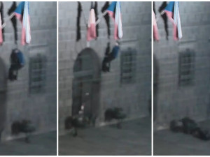 VIDEO: Muž šplhal na budovu historické radnice pro vlajku, tvrdě narazil a rozplácl se na zemi