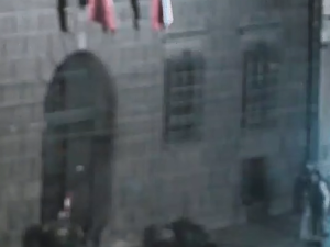 VIDEO: Muž šplhal na budovu historické radnice pro vlajku, tvrdě narazil a rozplácl se na zemi