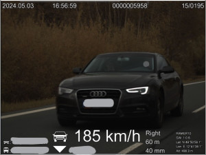 Rekordman se prohnal s Audi kolem policejního radaru rychlostí 185 km/h. Okamžitě přišel o řidičák
