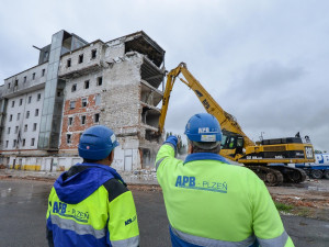 Poslední chvíle nechvalně proslulého Skleněného pekla. K zemi jde konečně i hlavní část největší černé stavby